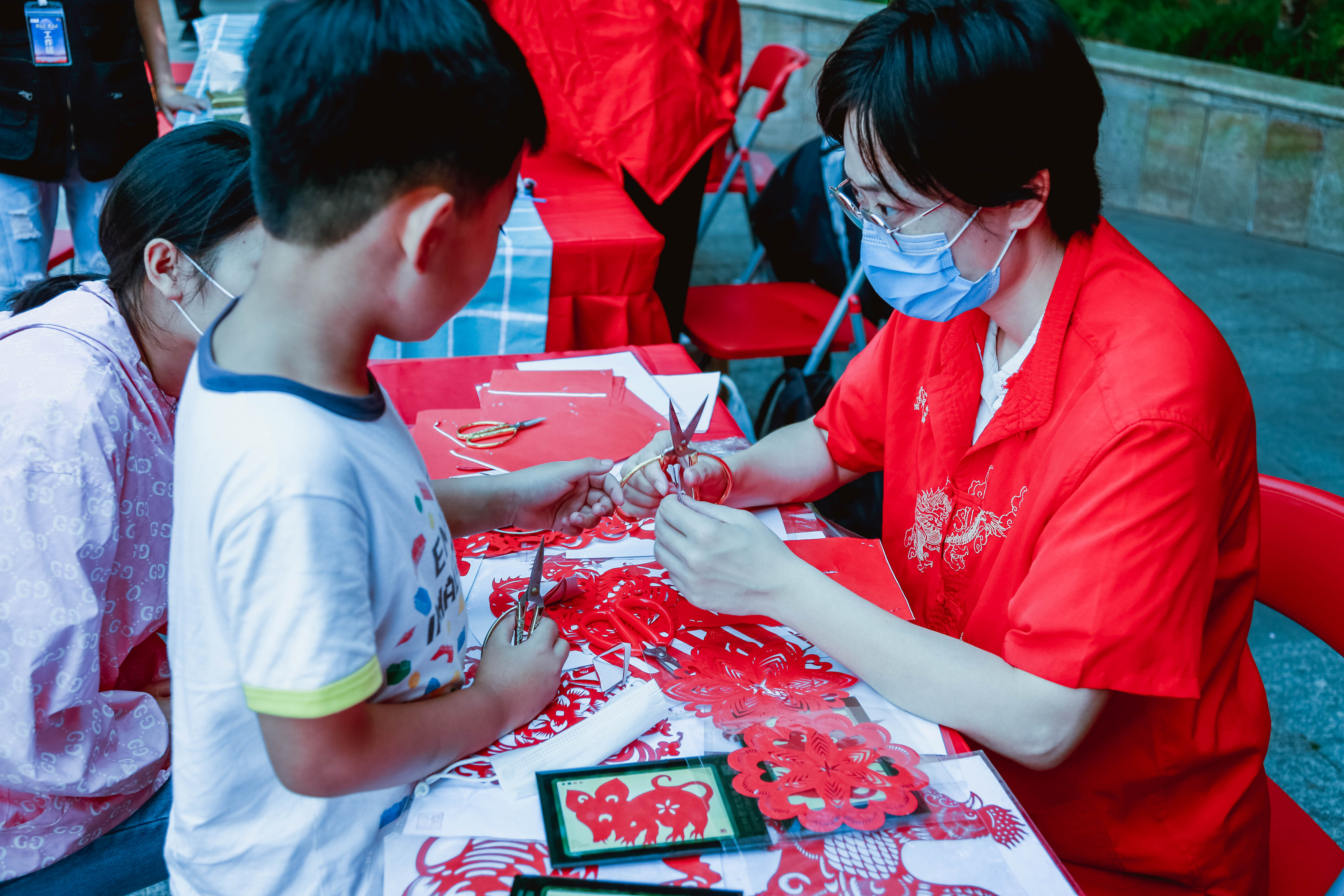 從學(xué)習(xí)技藝到社區(qū)共治 “霞韻小鋪”綻放社區(qū)新活力 