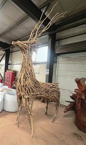 枯枝巧塑成景 綠廢變身“文創(chuàng) 市園林科創(chuàng)探索綠廢藝術(shù)化利用新路徑